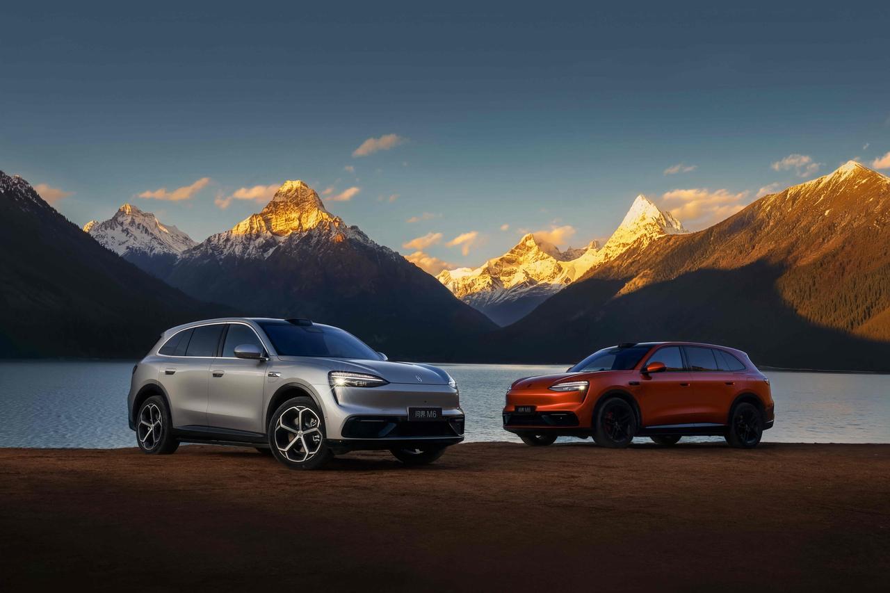 在西藏林芝的无光山路，一场关于“看见”的极限测试悄然展开。对向卡车的远光灯瞬间致