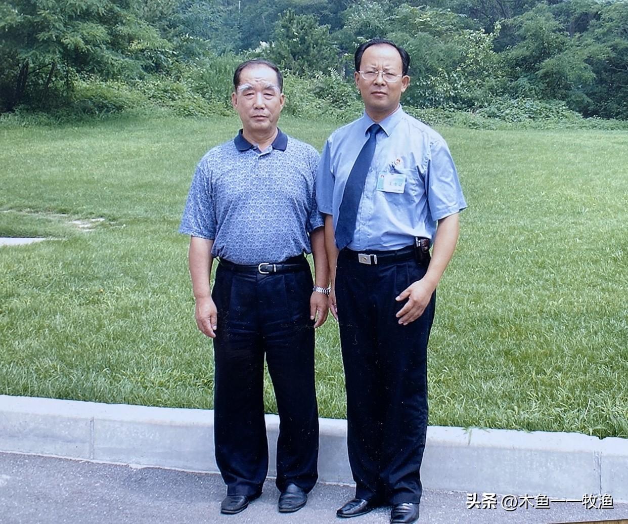 与领导单独合影，你知道应该站在领导的左面还是右面？
    那年，我们系统的大领