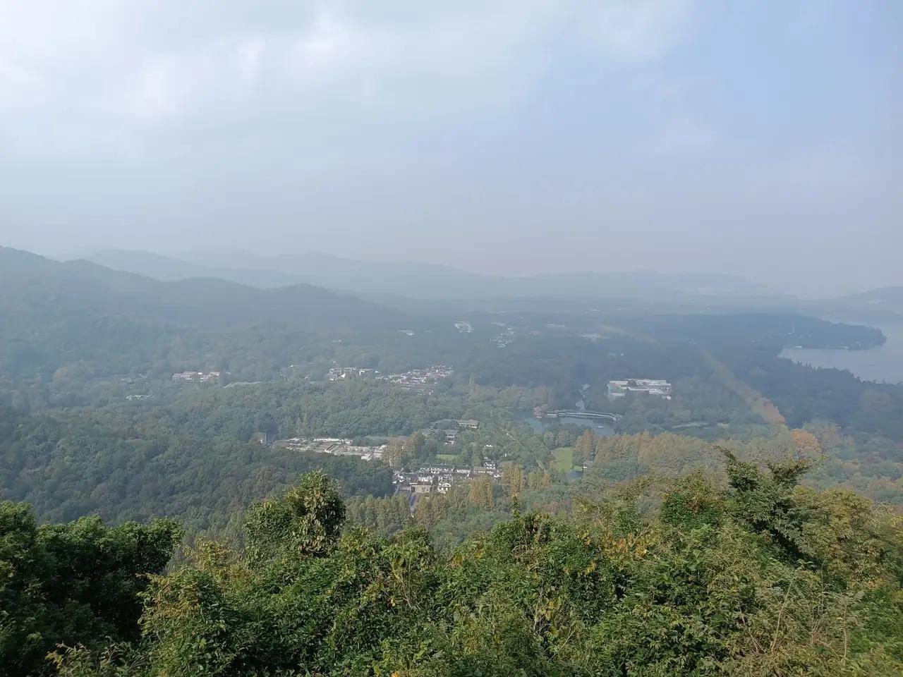 登上杭州九曜山美景一览无余尽，从北面可以看到西湖的苏堤、雷峰塔、北高峰、小赢岛、