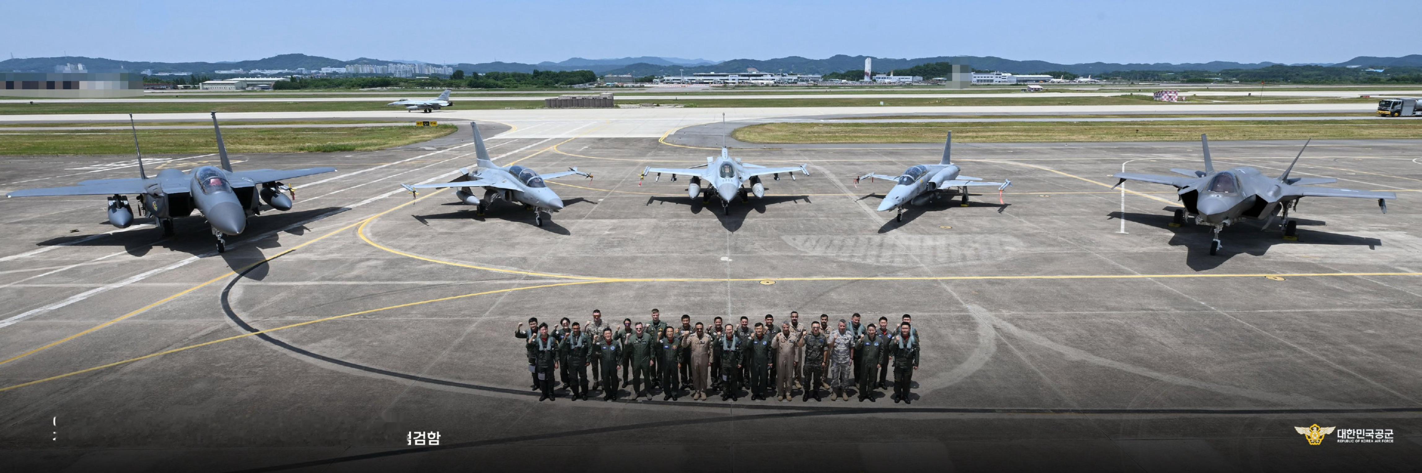 韩国空军(ROKAF)战斗机地面全家福[飞机]F15K FA50 KF16U K