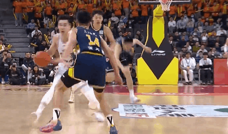 郭昊文英雄球，一打三上篮打进，帮助南京反超



郭昊文持球突破，转身面对多人防