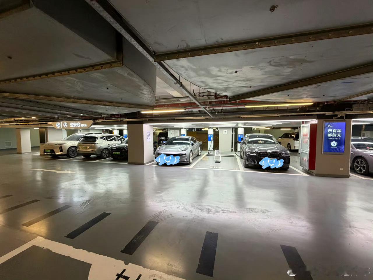 问界汽车也加入逸安启超充网络了。逸安启的充电桩大部分都在核心商场里面，地段都非常