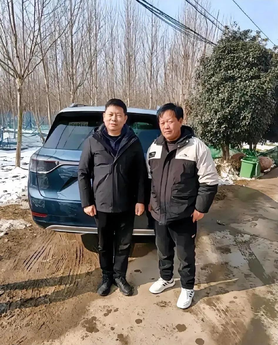 余承东春节回家：驾驶华为皇问界M9，村里人争相合影。网友：究竟是羡慕人，还是观赏