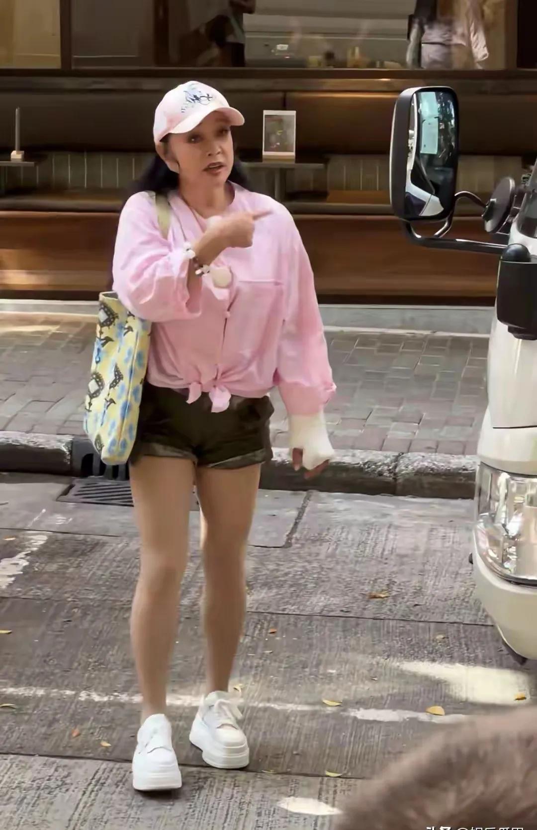 近日，有网友在香港邂逅了刘晓庆老师。实在让人难以置信，她已然是70多岁的年纪，看
