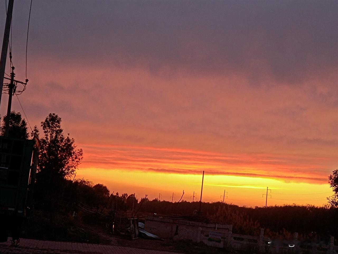 闺蜜家儿子结婚了。
1、老家200平的大平层，里面家具家电俱全，连屋顶都是琉璃瓦