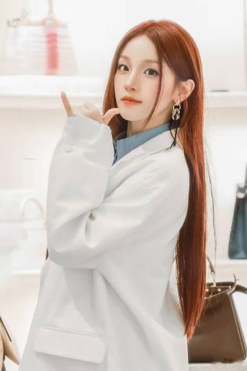 宋雨琦在米兰杀疯了 宋雨琦在米兰杀疯了！无论是街头抓拍还是品牌活动，她都像自带聚