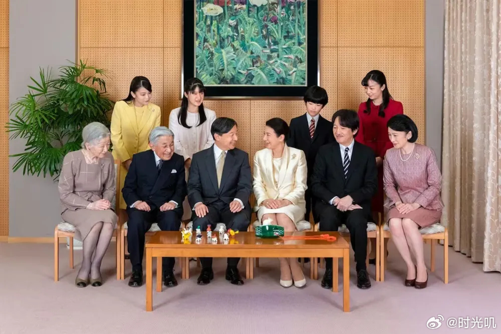 7月17日，日本国会通过《皇室典范》修正案，保留了日本天皇皇位仅可由父系男性后裔