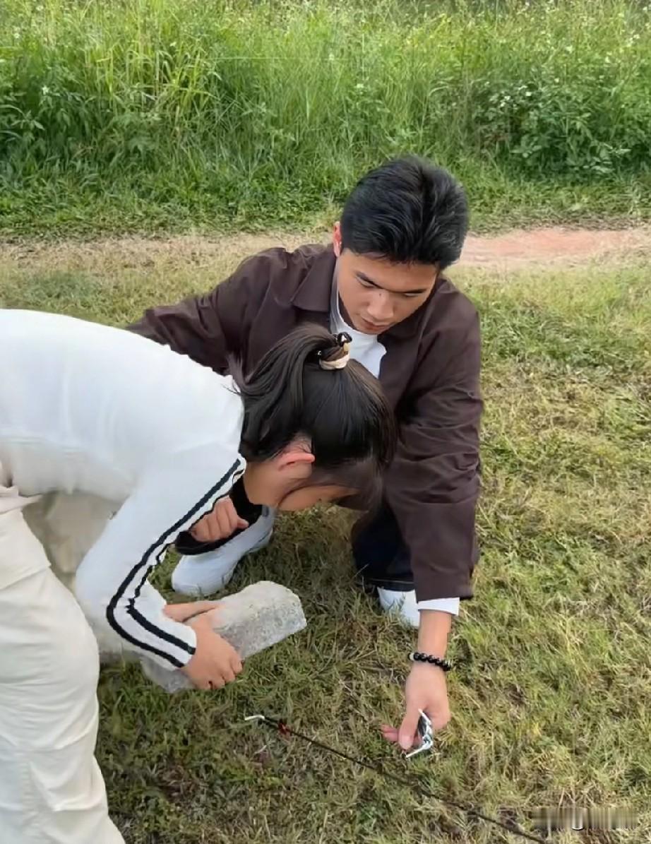 谢浩男妈妈带领三个宝贝出来露营了，不知道还以为海军是她儿子那，唉，每次谢浩男都缺