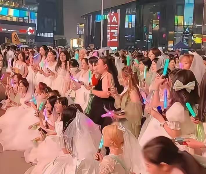 世界太疯狂了，重庆40度高温下，成群结队的小仙女穿着婚纱，她们不是参加集体婚礼，