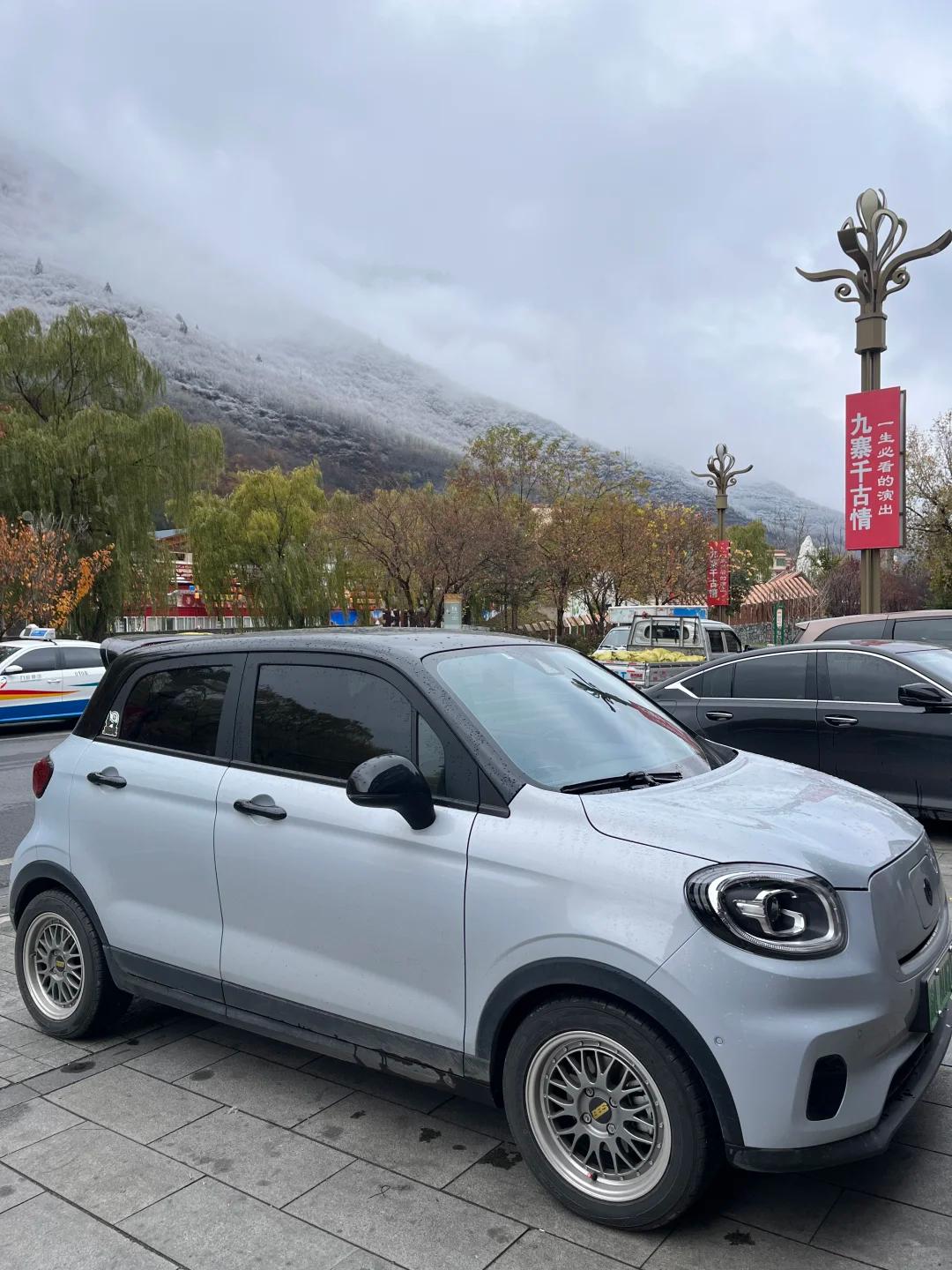 之前在网上看见过开宏光MINIEV下雨天直接侧滑翻车的，吓了我一跳。选代步小车真