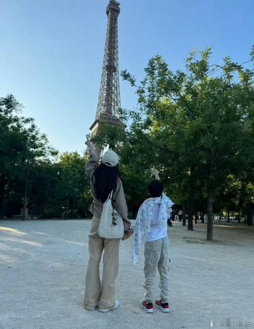 黄晓明Angelababy带小海绵游迪士尼 ｜angelababy 妈妈真的会认