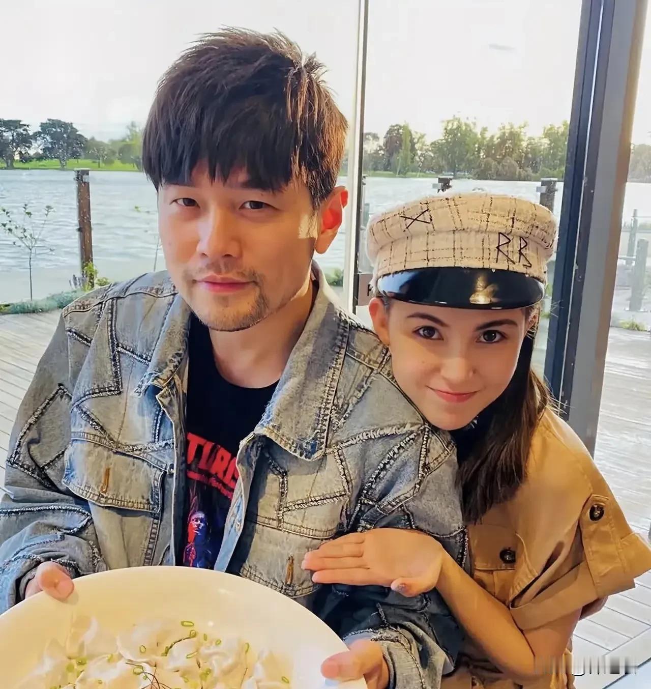 昆凌的性格乖巧气质端庄说话温柔，注重家庭生活，能满足周杰伦的大男子主义和控制欲。