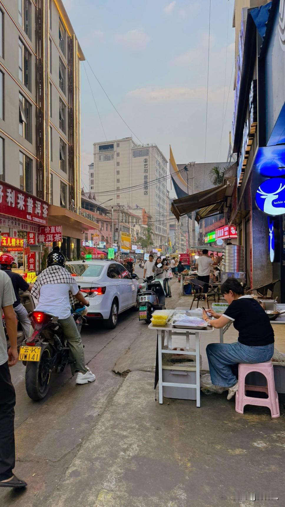 西双版纳一个美丽动听的地名，曾多少回勾魂摄魄。

终于落地西双版纳，徜徉在胡同街