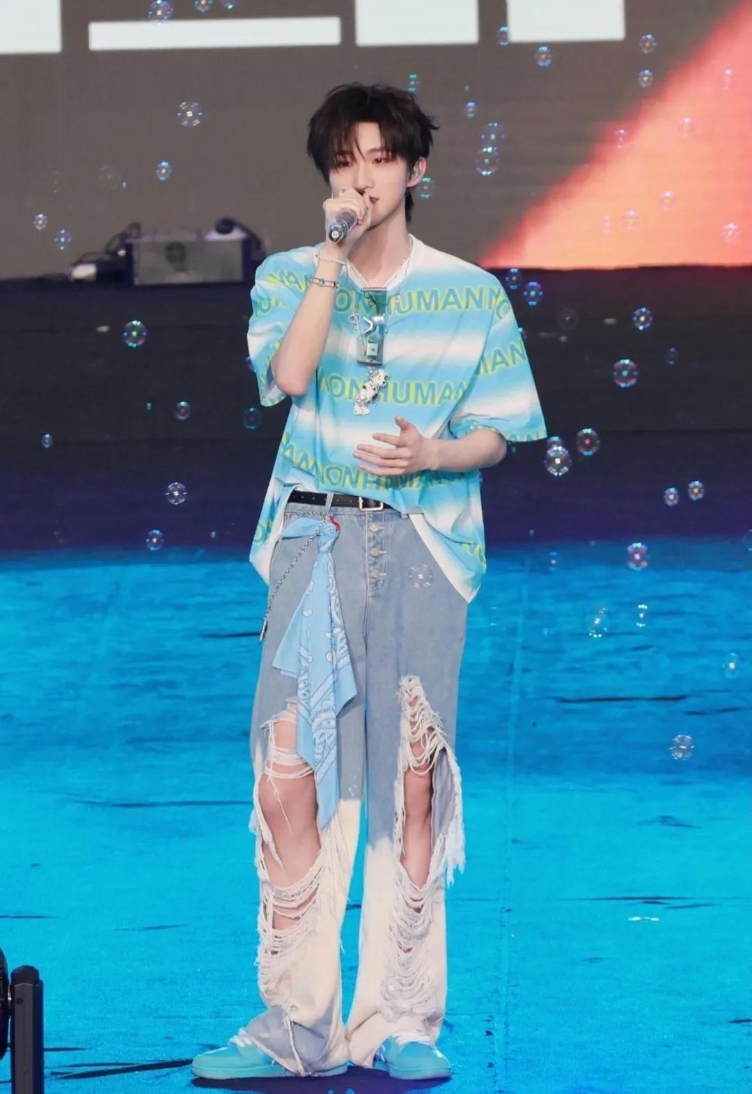 黄朔音乐节造型：一“蓝”到底的海岛风情在音乐节上，黄朔以一“蓝”到底的造型惊艳亮