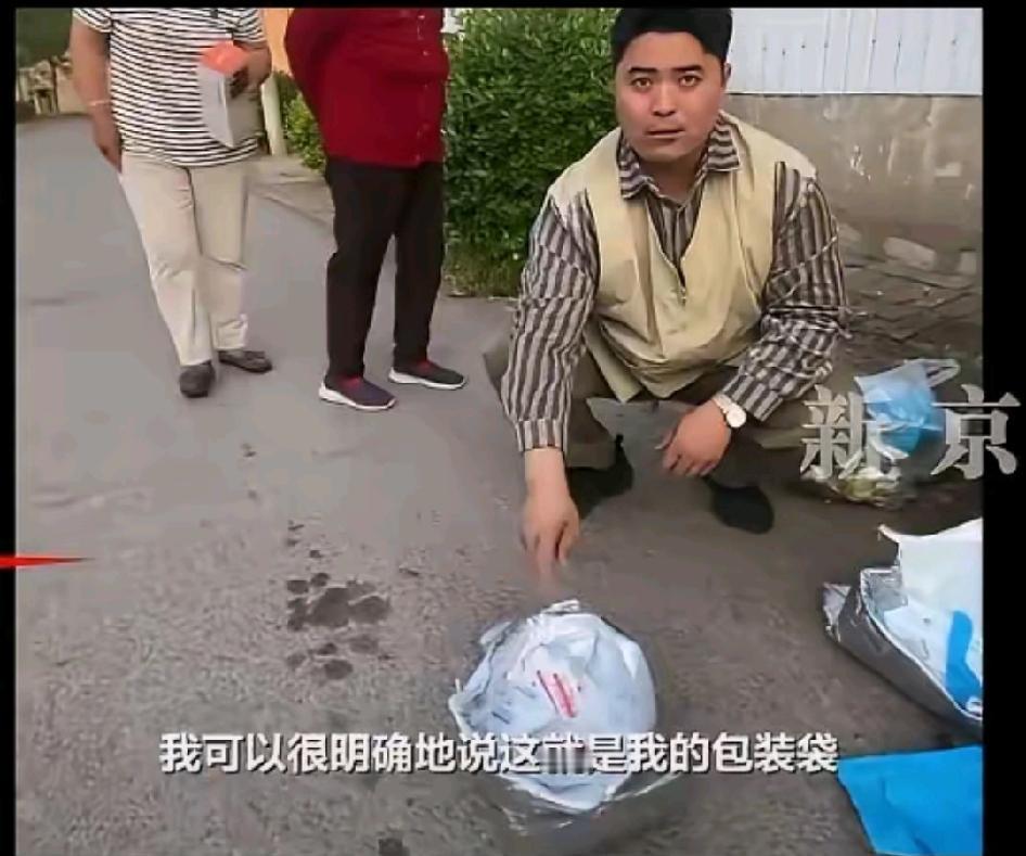 这位榴莲大叔翻遍垃圾桶只为找回一个公道，他做的是小本生意。遇到一两个白嫖的他一一