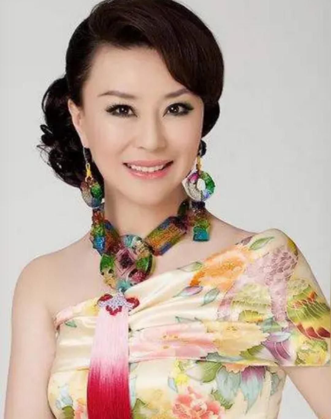 50岁祖海现状：定居北京，未婚未育胖到认不出，年轻时媲美宋祖英
娱乐