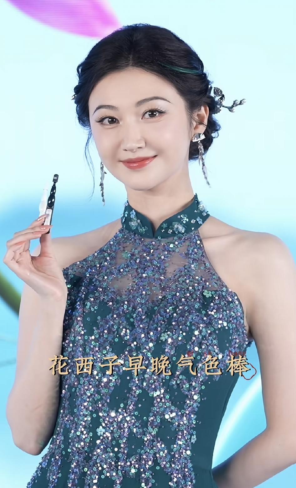 我想不通甜甜怎么会喜欢孙某。
我看了景甜之前用花西子的视频，她的素颜确实堪称国色