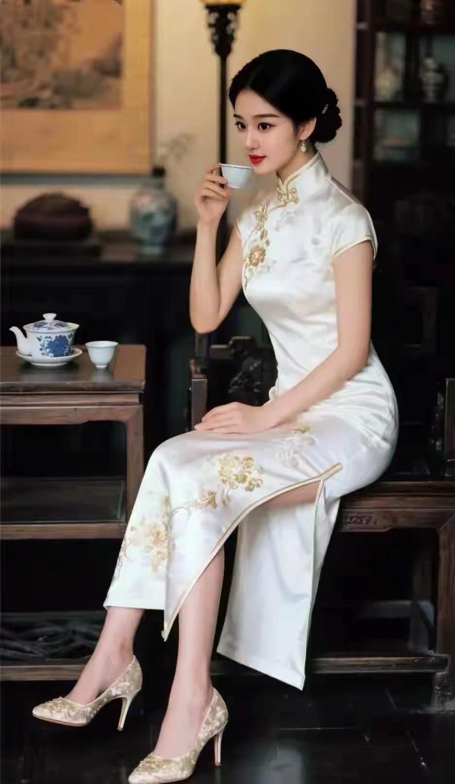 七绝·公园闲弈（新韵）
  文/李凤阳
 湖边柳下石台上，
楚汉争雄战未央。
落