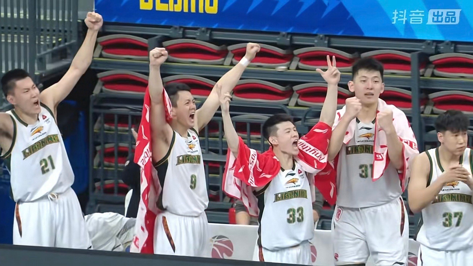 辽宁男篮半场42比43落后一分，单节追回一分，非常有韧劲了。付豪8分，布朗7分，