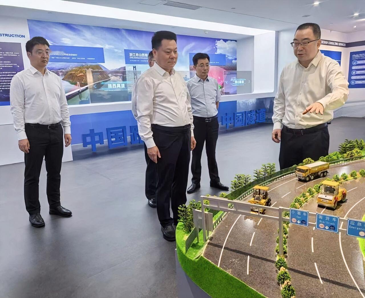 7月17日，江苏交通控股有限公司党委书记、董事长王先正一行到蜀道集团调研学习，实