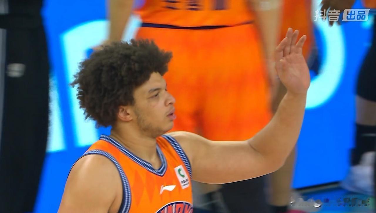 上海久事外援洛夫顿真是让人惊呆了！在今天上海久事以114：94大胜山西汾酒的CB