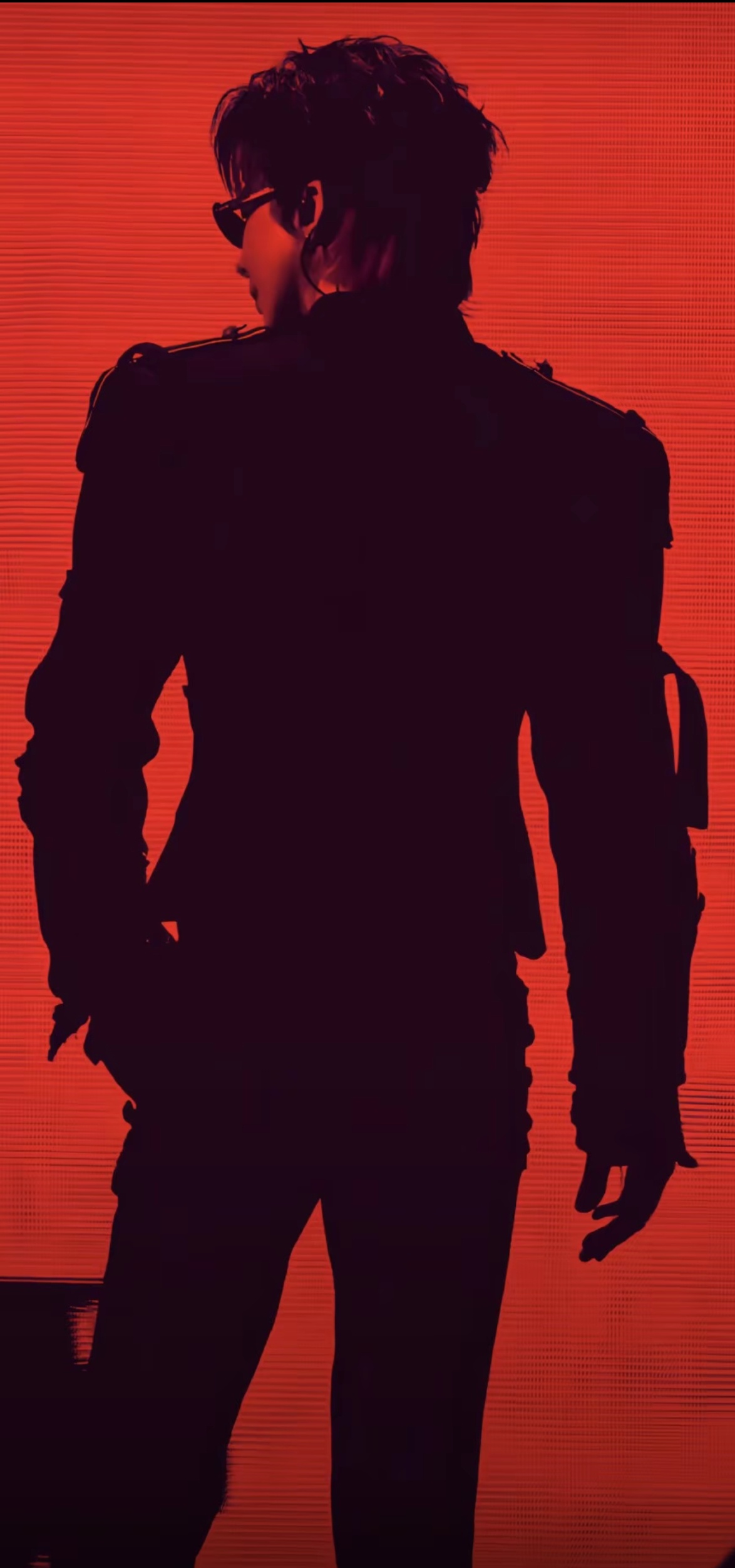 摩登兄弟刘宇宁 简直太哇塞这背影图，占据满屏啊~仅凭一个背影就能惊艳所有~