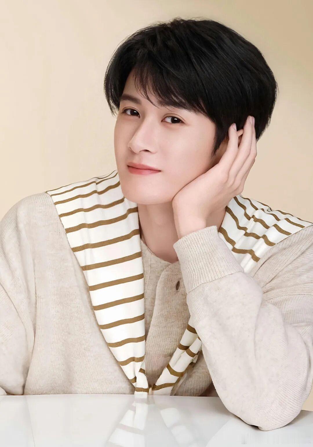 🍉🦔电影成绩算是小小的证明了下自己，现在有不少电影本子找他～ ​​​