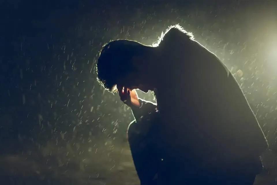 穷和债务，能把一个中年男人逼成啥样？

一个表哥，82年的，19年的时候，奋发上