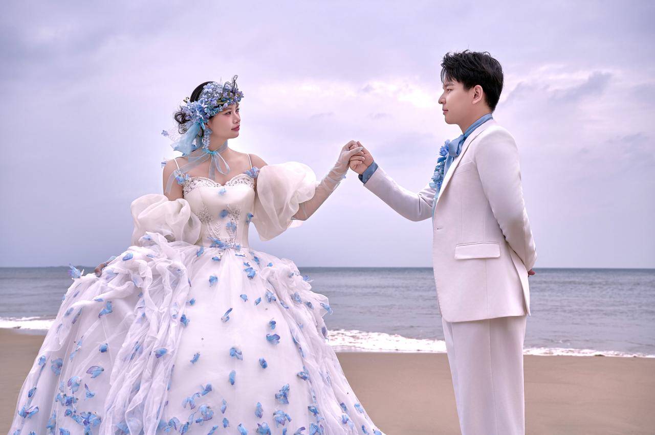 昨天婚纱照精修图终于出来了，一共44张，让我选出最好看的一张，我是选不出来的。