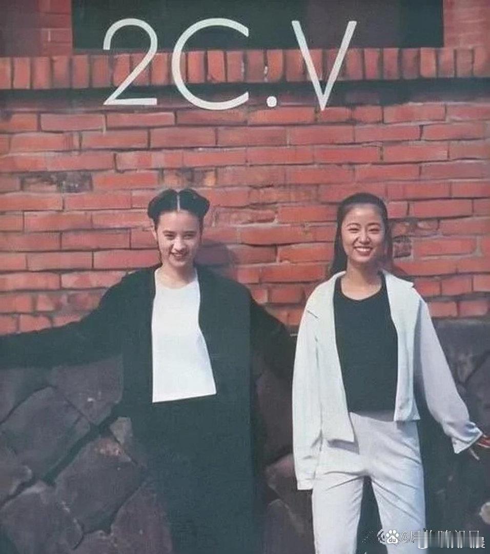林心如17岁的旧杂志写真再度翻红，时隔多年回看，审美依旧在线，放到如今也丝毫不会