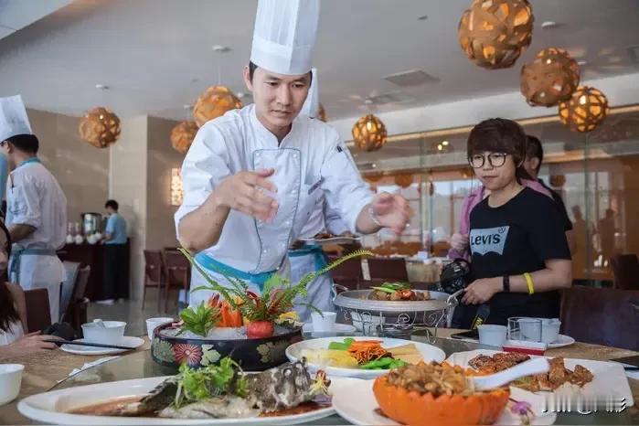 上节咱们说近几年中国美食天赋暴增，街边路角到处都是美食，从最低级的路边摊，到各大