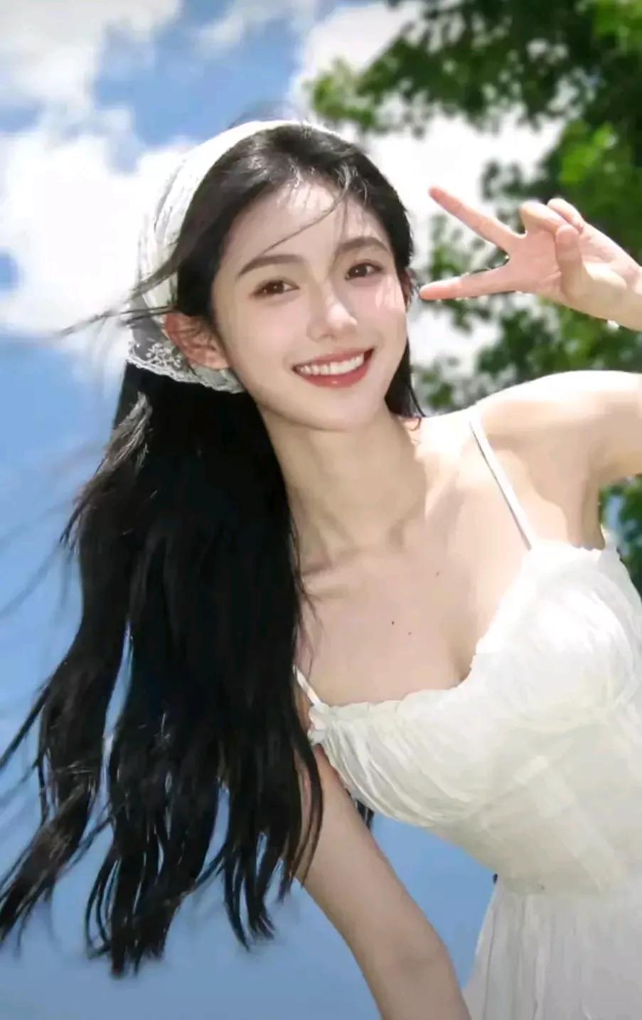 元气少女在阳光下，微笑如花🌸美少女的微笑 元气满满的微笑 阳光白裙少女 甜系少