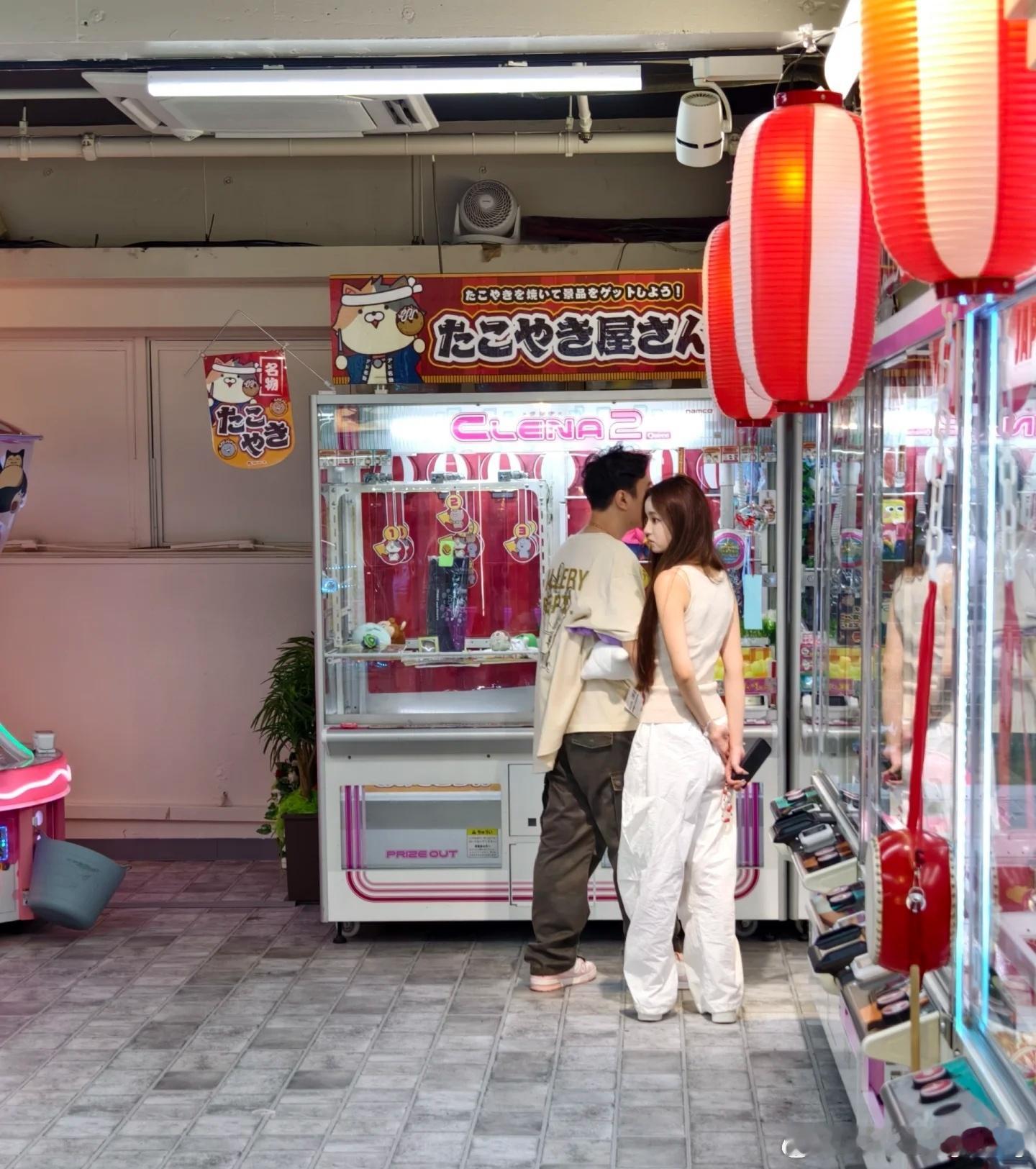#王思聪黄一鸣没谈过恋爱#黄一鸣接受采访时，曾透露与王思聪的恋爱过往，还夸赞男方