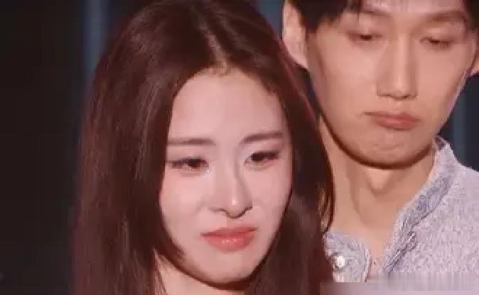 张碧晨拿了年度OST女歌手奖杯那天，说了一句话：感谢每一个平台，没淘汰掉我的歌。