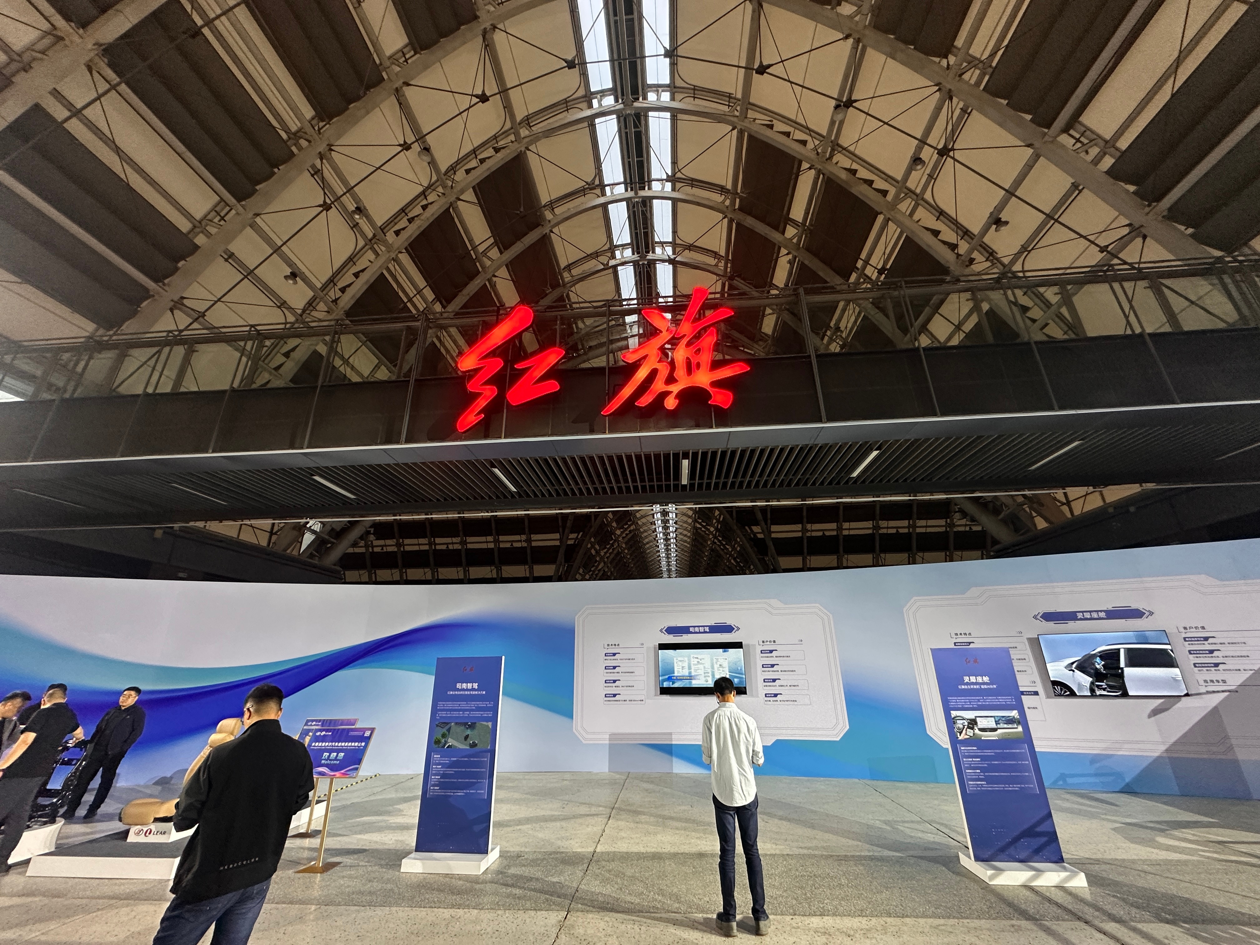 红旗发布会在进化。发布会全程车主讲经历，视频拍的唯美有信任度。以往一汽的活动大多