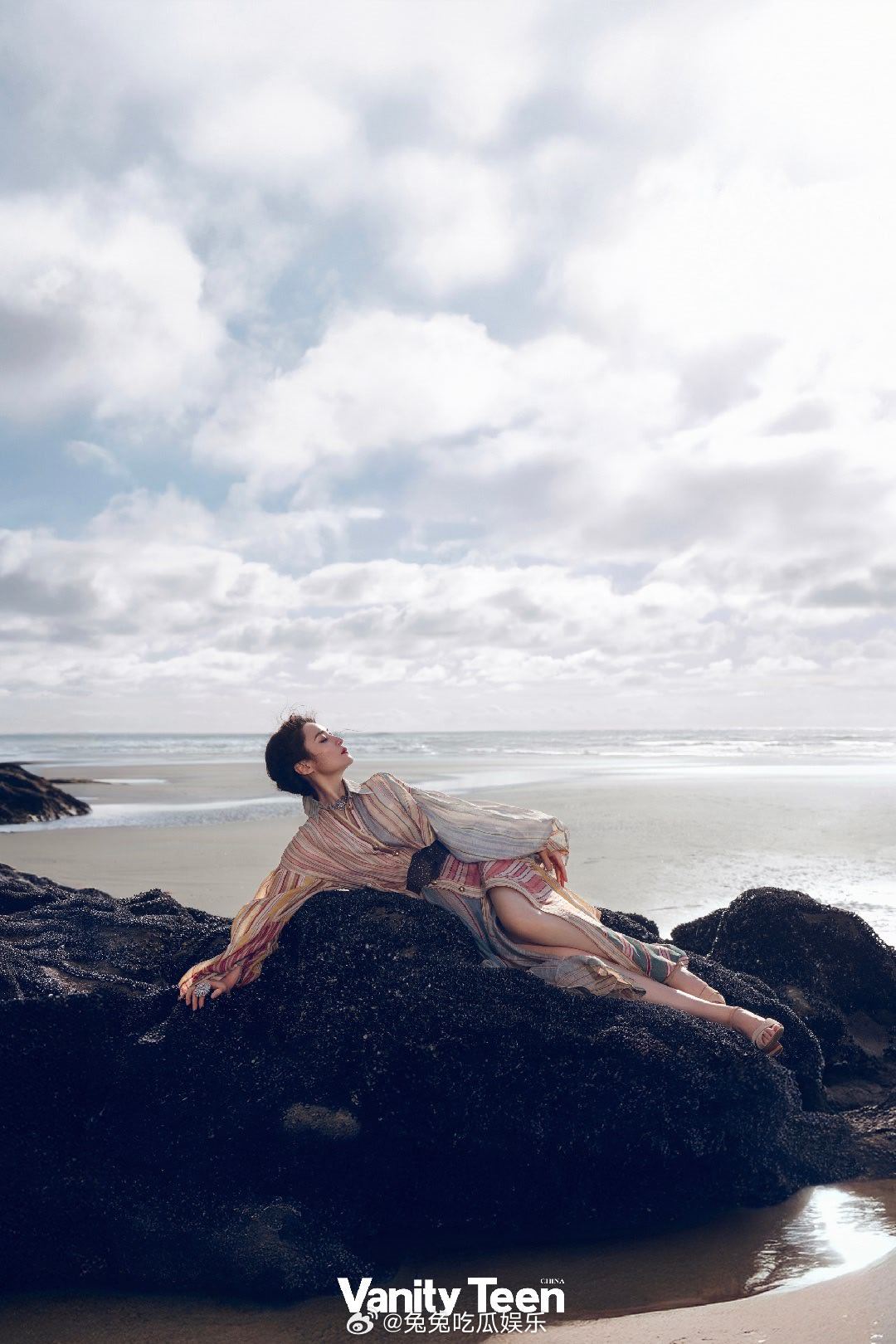 蒋勤勤海上神女造型   清冷疏离拉满了，蒋勤勤把海上神女的氛围感拿捏得死死的 