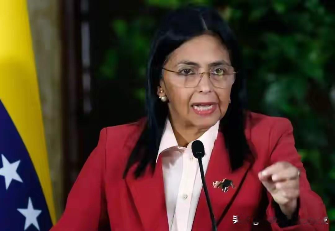 在美国的马杜罗没想到，副总统只扛了一天，就带领全国人民投降了