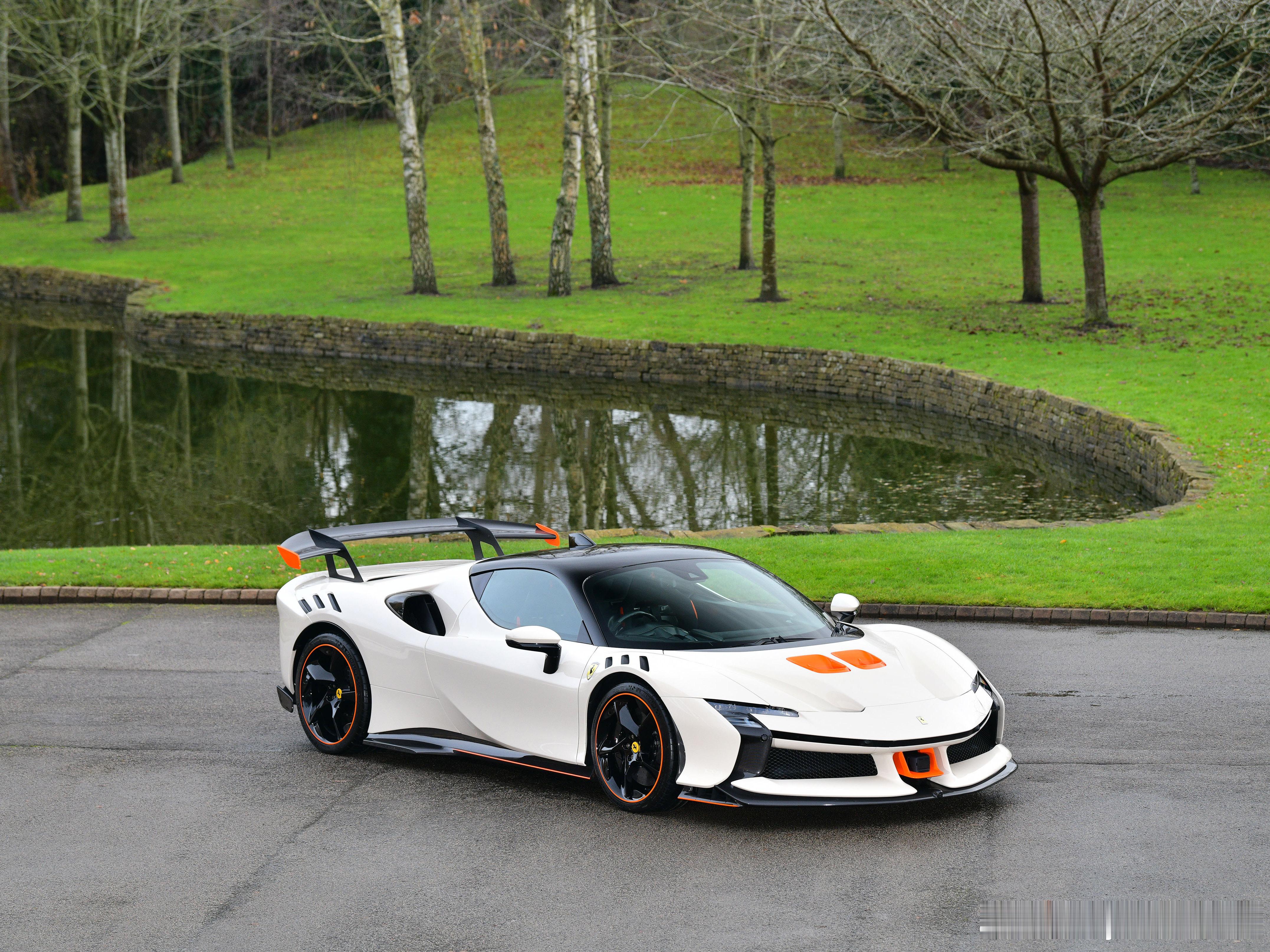 外观配色为Avorio，搭配Flash Orange细节点缀，车身底部还有一圈同