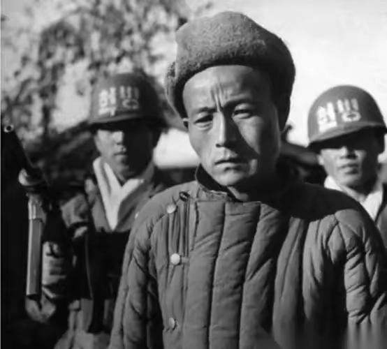 1952年，朝鲜巨济岛上，叛徒李大安把两名志愿军战士心脏剜出剁成肉馅包饺子，还把