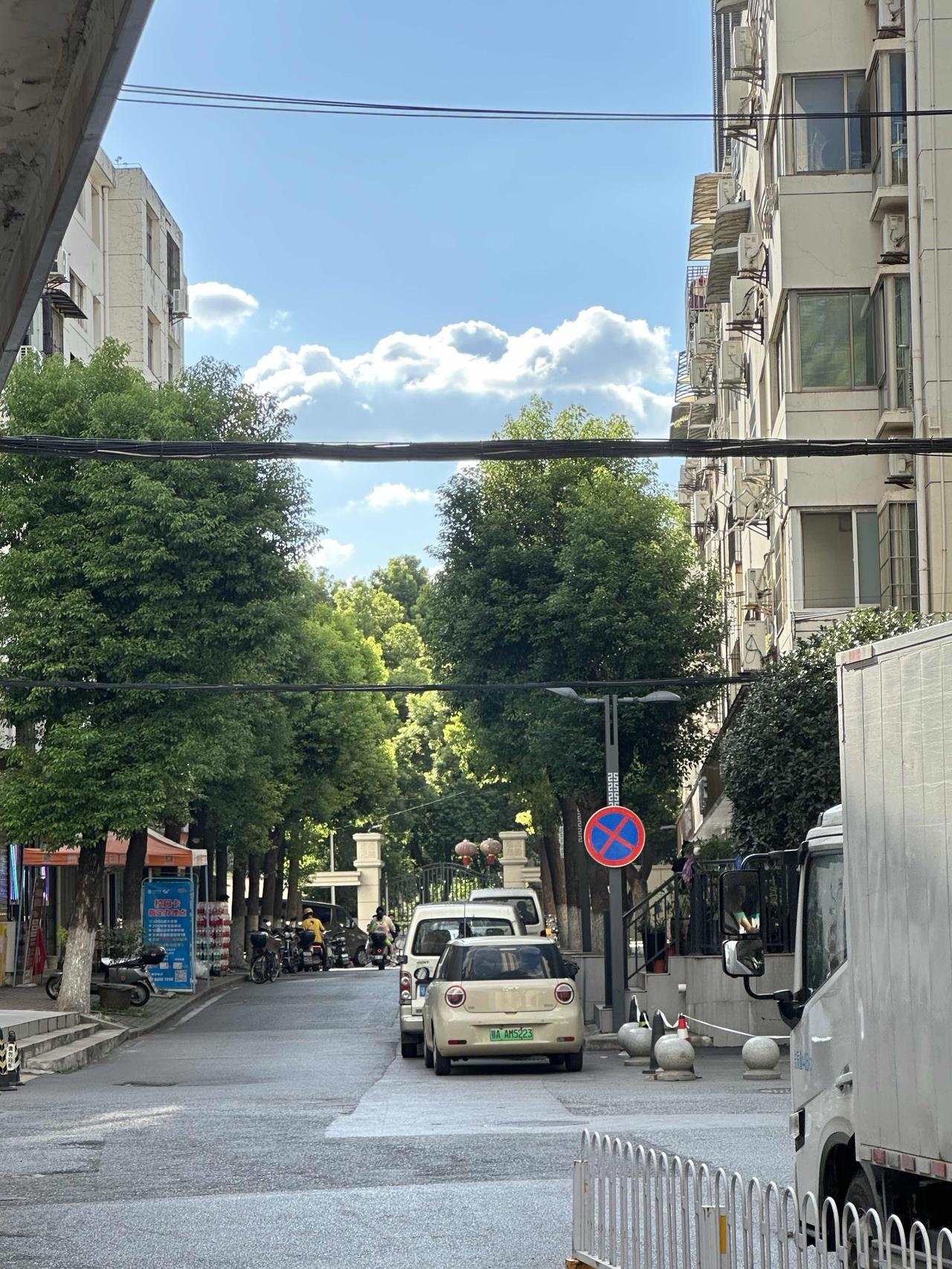 这里新装修的学生宿舍东19也完工了，新同学可以乘坐地铁二号线，在虎泉G出口下车到
