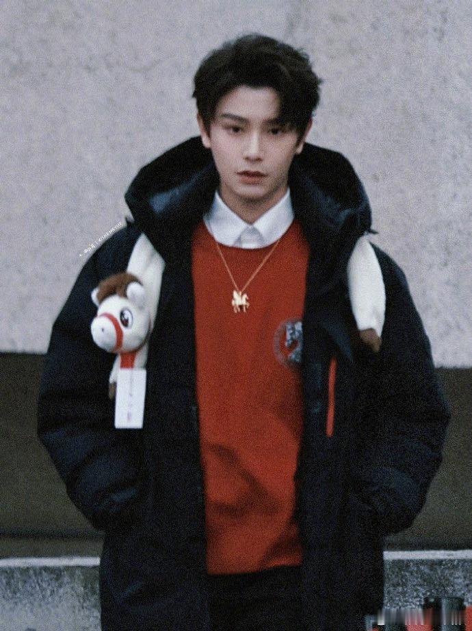 丁禹兮春晚联排穿红毛衣背小马包 身穿红色毛衣，背的小马包超吸睛，简约穿搭却把新年