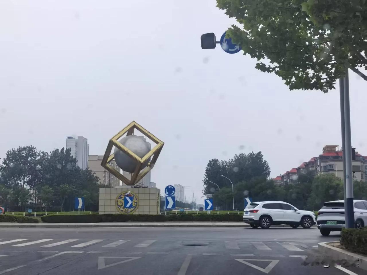 第一次从滨州市里经过，感觉街道宽阔整洁、植被绿化很有层次感，现代化的高楼鳞次栉比