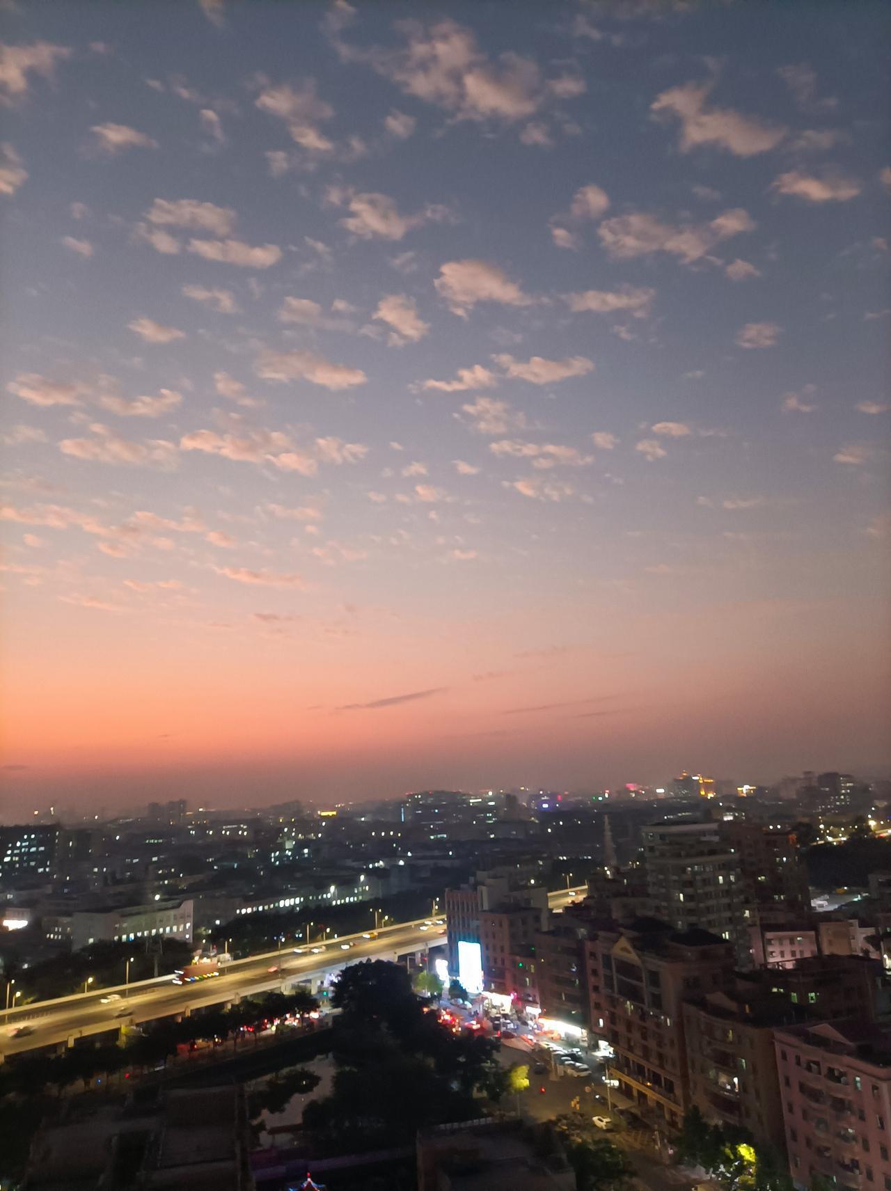 我拍到的落日瞬间昨天晚上拍到的落日夕阳，真是太壮观了！也太美了！[赞]