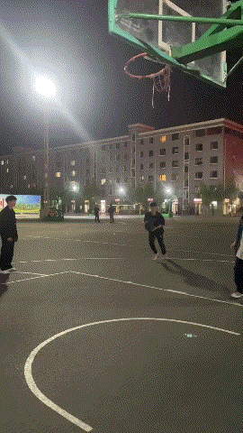 野球场不要轻易扣篮[黑线]不然你会和这位帅哥一样，住院的[我想静静]
#打篮球嘛