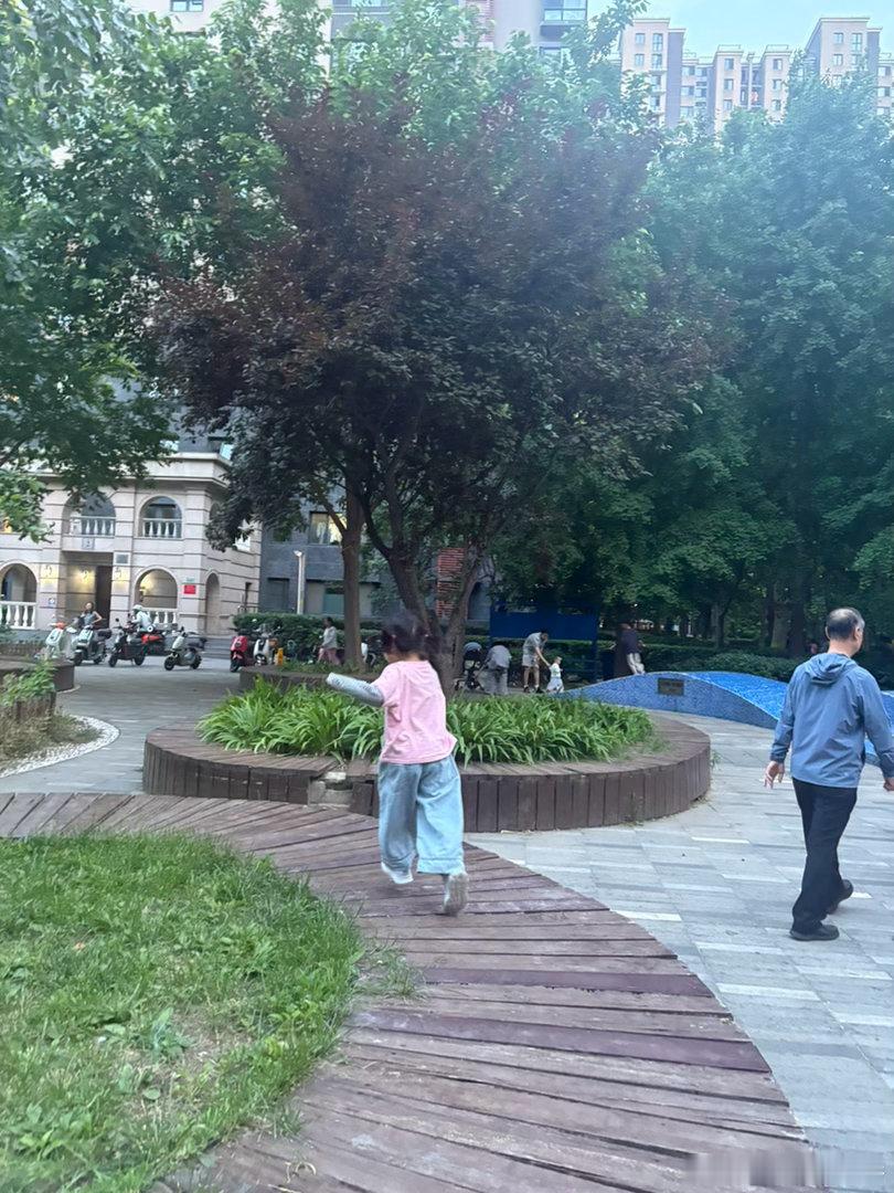 北京这几年环境真的越来越好了。晚上快八点，天还亮着，吃完饭带孩子在小区溜达，不冷