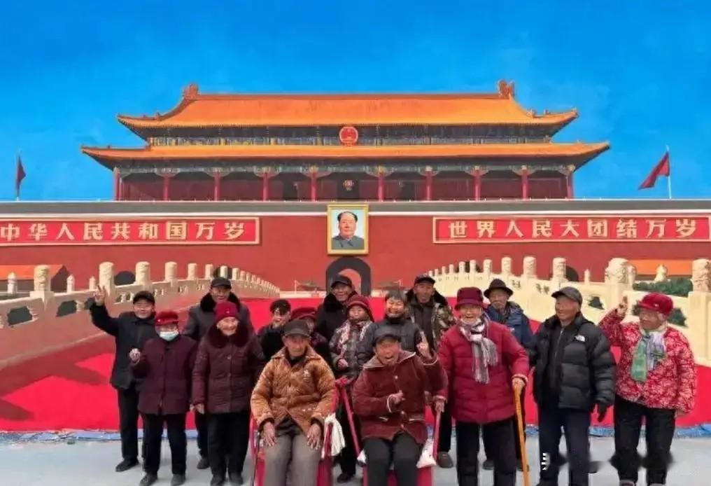 天安门墙画的那个吴营村真神了！就靠一面墙画，元旦一天硬是挤进去5万多人，这才是老