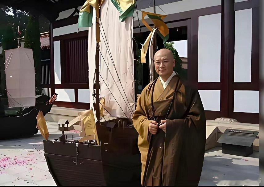 陈丽华葬礼刚办完，迟重瑞就被传遁入空门、放弃百亿遗产，全网吵翻了。网友偶遇他穿素