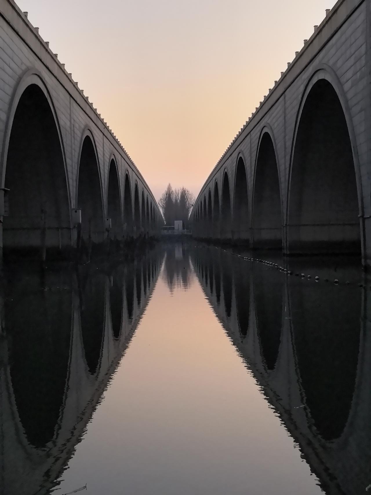 黄昏，湖州长田漾大桥。
我真的喜欢，十余孔倒映水面，形成曼妙的光影。
竟如此，人