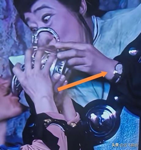 西游记里这个妖怪竟然还戴着手表，哈哈！这个穿帮有点太穿越了吧！银角大王和金角大王