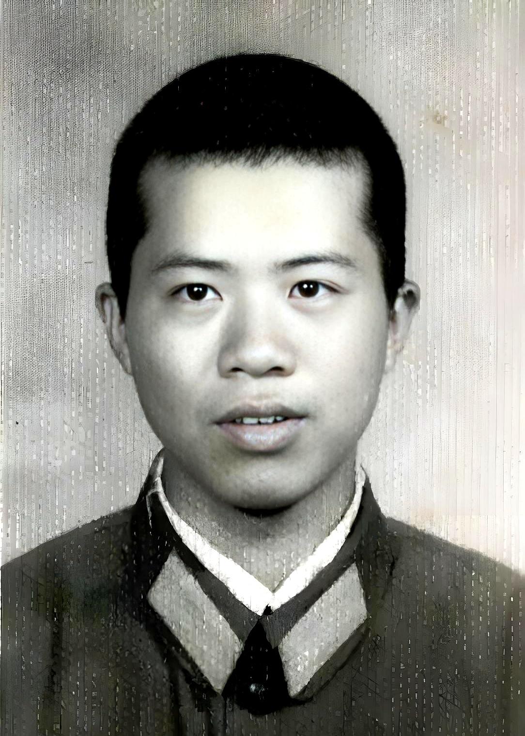 1984年，老山战场，21岁的战士刘家富不幸中枪，跌倒在坑，此时，坑外有4名越军